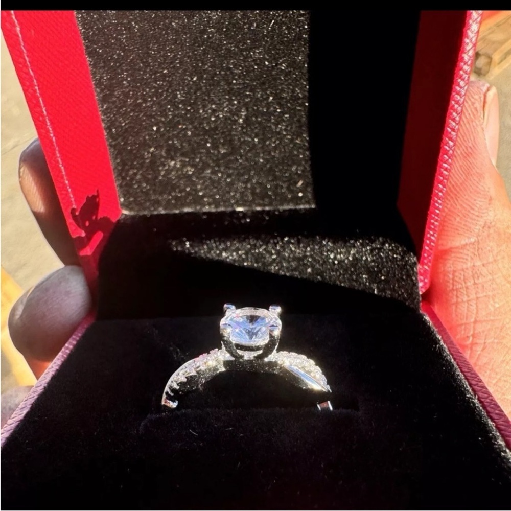 CERTIFIED ONE CARAT MOISSANITE STONE IN SILVER ADJ RING WITH GRA CERTIFICATION - Picture 3 of 9